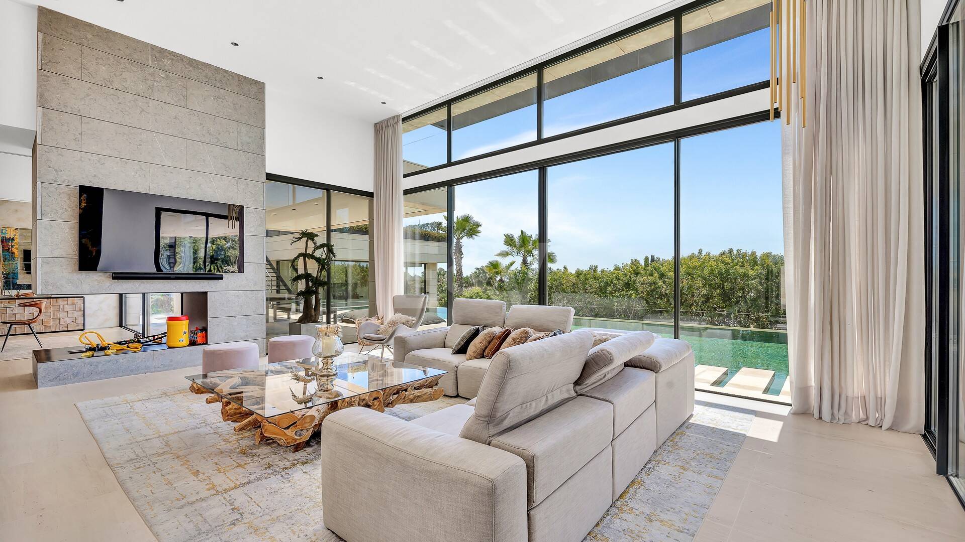 Impresionante villa contemporánea y espaciosa, con seis grandes dormitorios más oficina, vistas abiertas impresionantes, en perfecto estado, increíble gimnasio y spa, casa de invitados independiente en la Milla de Oro de Marbella, para alquiler de larga duración o estancias vacacionales