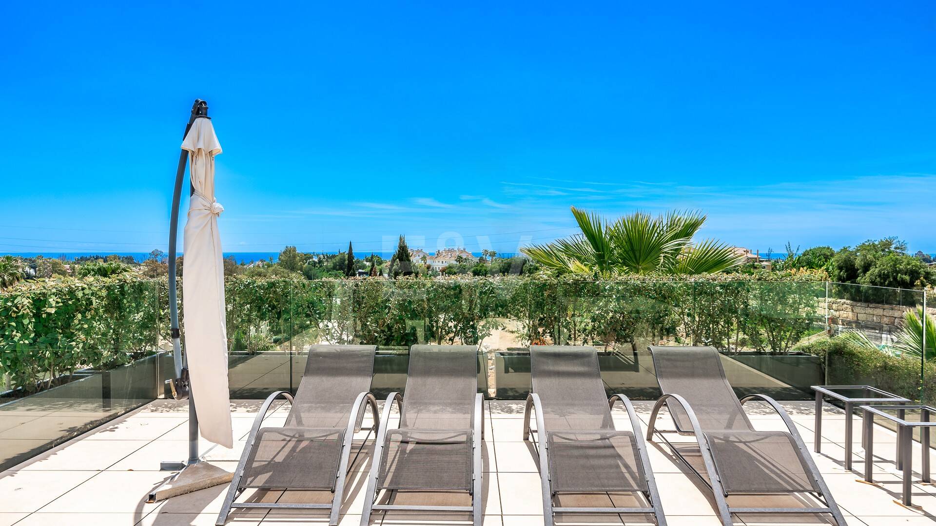 Impresionante villa contemporánea y espaciosa, con seis grandes dormitorios más oficina, vistas abiertas impresionantes, en perfecto estado, increíble gimnasio y spa, casa de invitados independiente en la Milla de Oro de Marbella, para alquiler de larga duración o estancias vacacionales