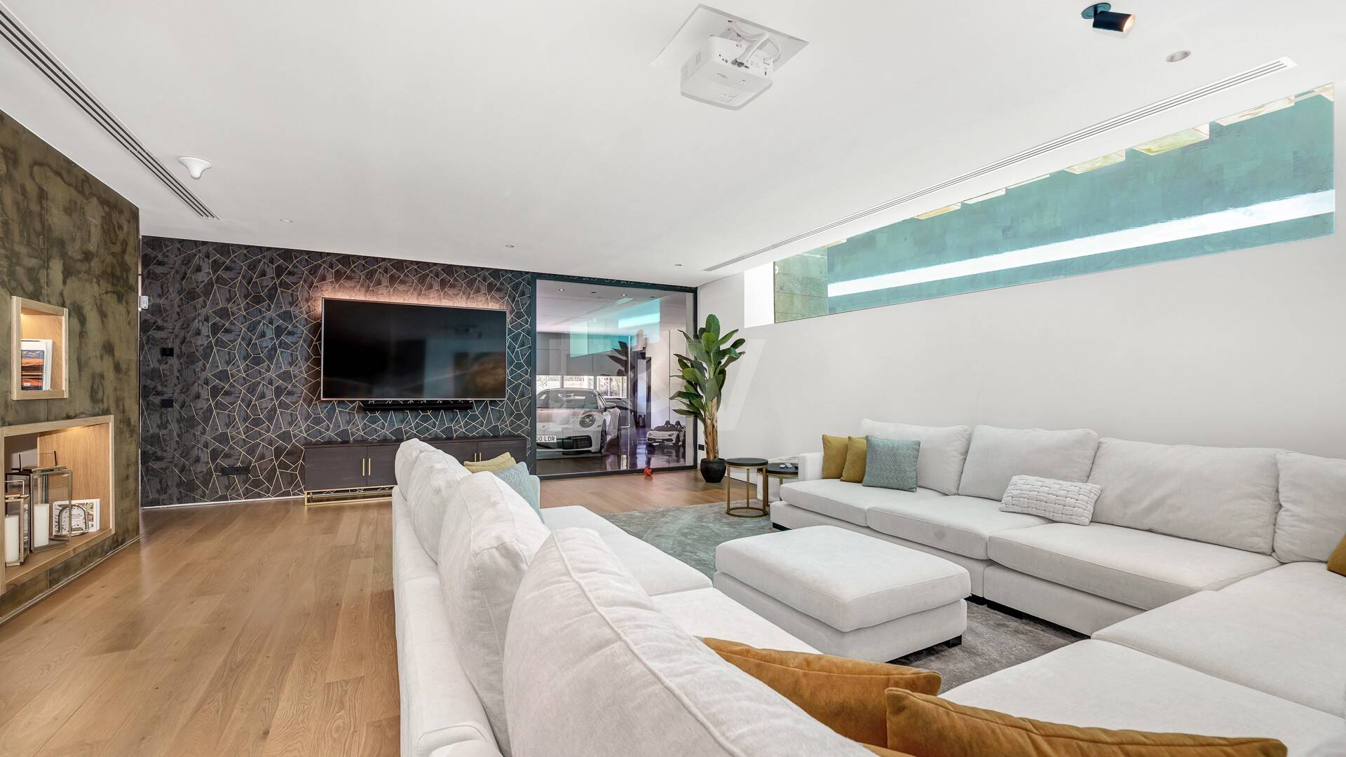 Impresionante villa contemporánea y espaciosa, con seis grandes dormitorios más oficina, vistas abiertas impresionantes, en perfecto estado, increíble gimnasio y spa, casa de invitados independiente en la Milla de Oro de Marbella, para alquiler de larga duración o estancias vacacionales