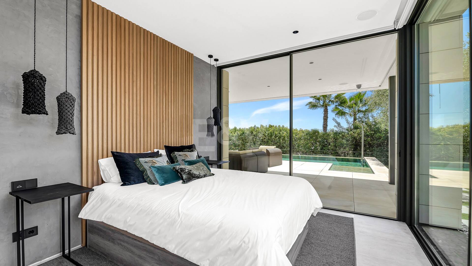 Impresionante villa contemporánea y espaciosa, con seis grandes dormitorios más oficina, vistas abiertas impresionantes, en perfecto estado, increíble gimnasio y spa, casa de invitados independiente en la Milla de Oro de Marbella, para alquiler de larga duración o estancias vacacionales