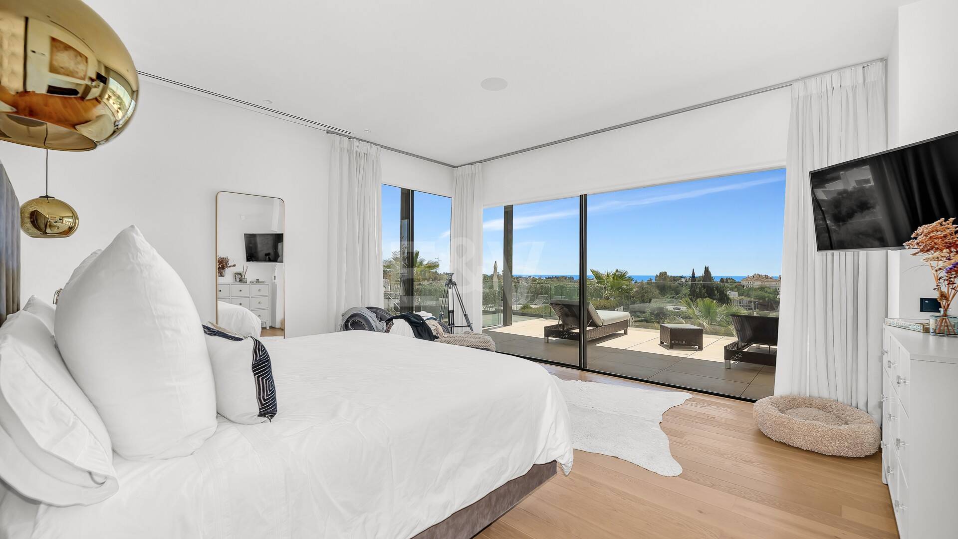 Impresionante villa contemporánea y espaciosa, con seis grandes dormitorios más oficina, vistas abiertas impresionantes, en perfecto estado, increíble gimnasio y spa, casa de invitados independiente en la Milla de Oro de Marbella, para alquiler de larga duración o estancias vacacionales