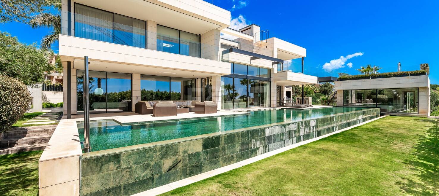 Villa de lujo de estilo contemporáneo con impresionantes vistas en Lomas del Virrey