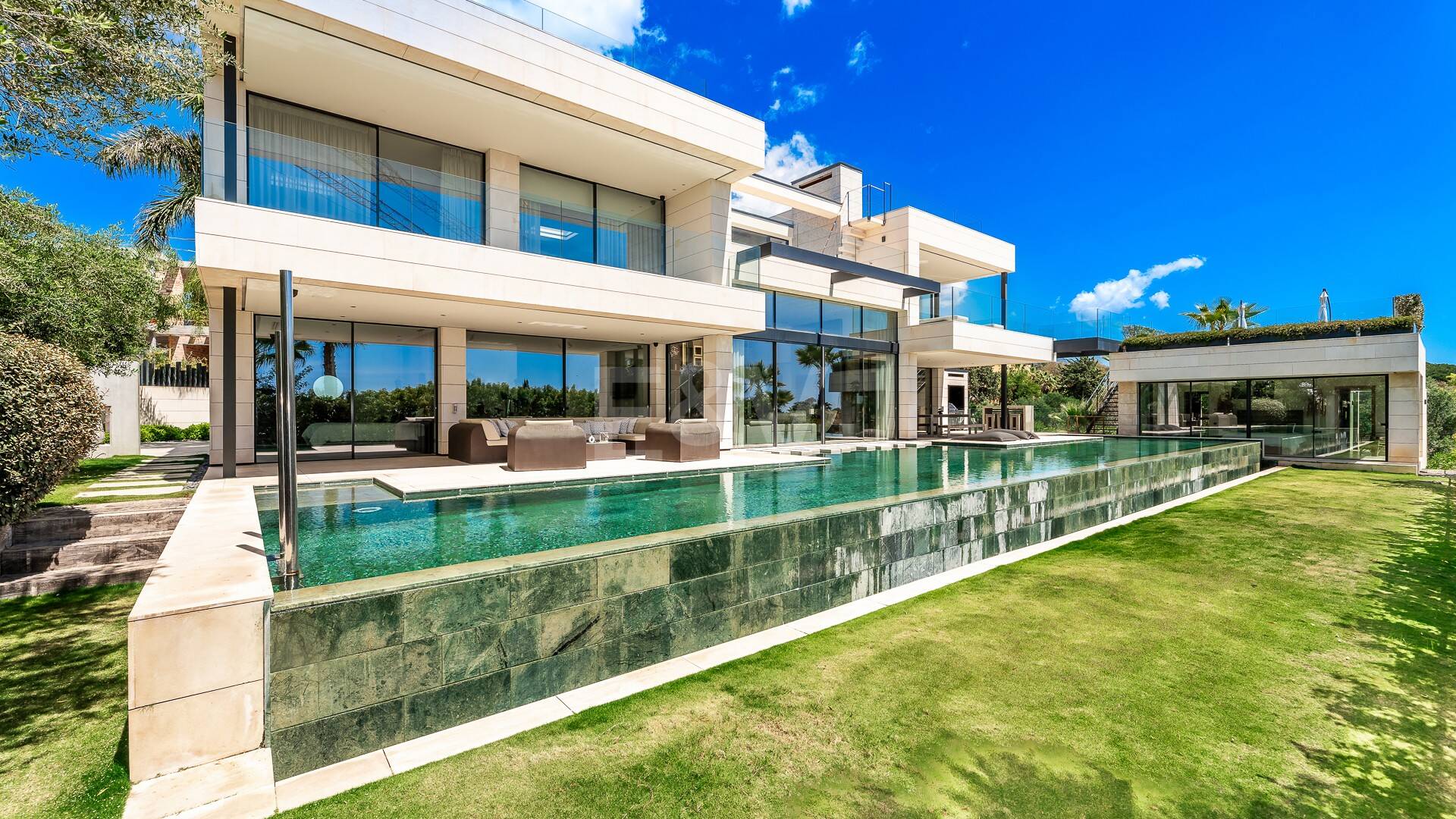 Impresionante villa contemporánea y espaciosa, con seis grandes dormitorios más oficina, vistas abiertas impresionantes, en perfecto estado, increíble gimnasio y spa, casa de invitados independiente en la Milla de Oro de Marbella, para alquiler de larga duración o estancias vacacionales