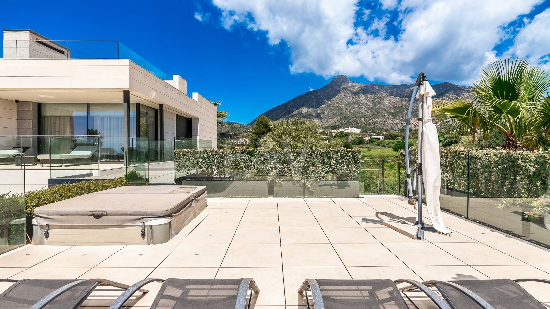 Impresionante villa contemporánea y espaciosa, con seis grandes dormitorios más oficina, vistas abiertas impresionantes, en perfecto estado, increíble gimnasio y spa, casa de invitados independiente en la Milla de Oro de Marbella, para alquiler de larga duración o estancias vacacionales