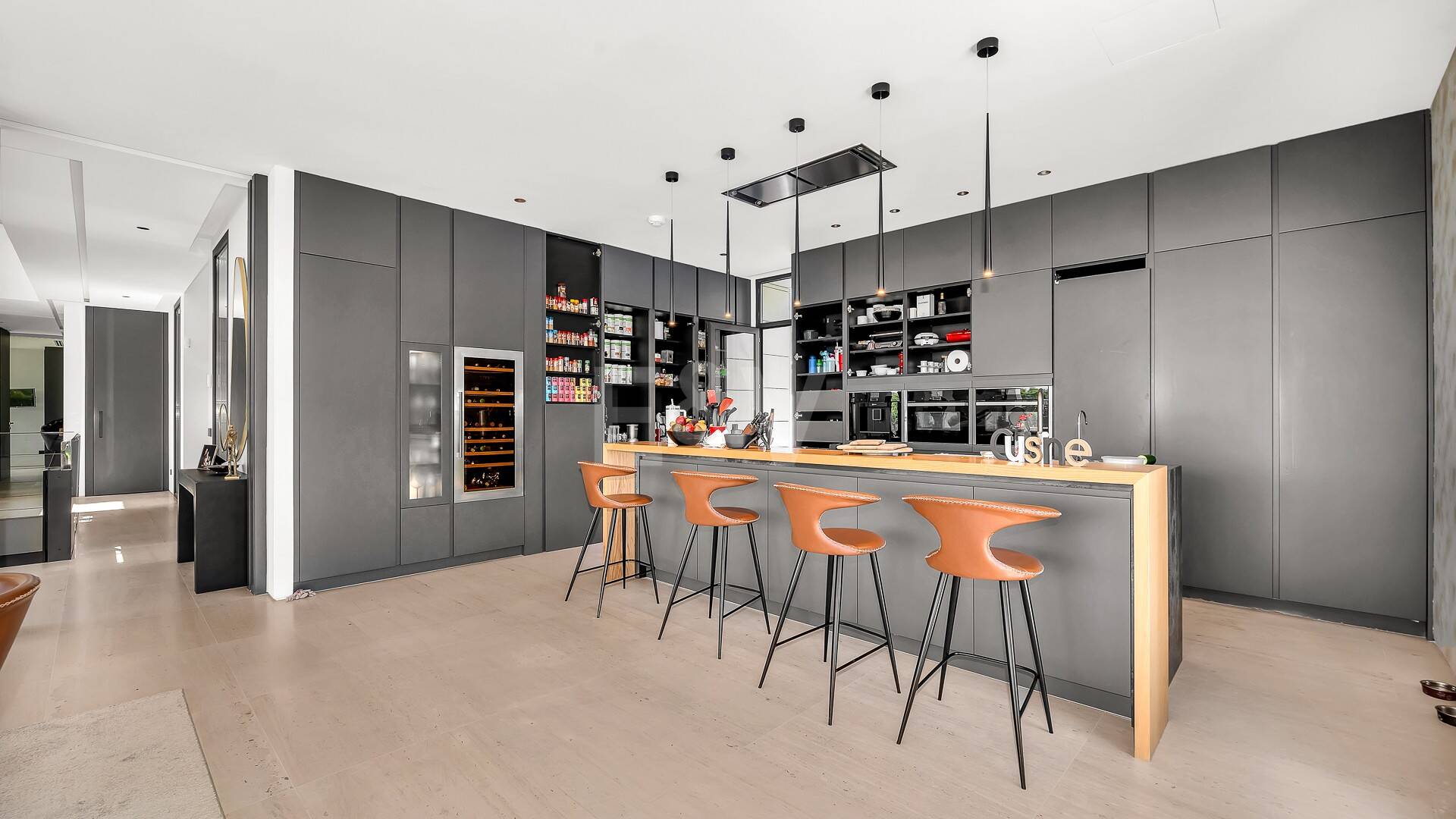 Impresionante villa contemporánea y espaciosa, con seis grandes dormitorios más oficina, vistas abiertas impresionantes, en perfecto estado, increíble gimnasio y spa, casa de invitados independiente en la Milla de Oro de Marbella, para alquiler de larga duración o estancias vacacionales