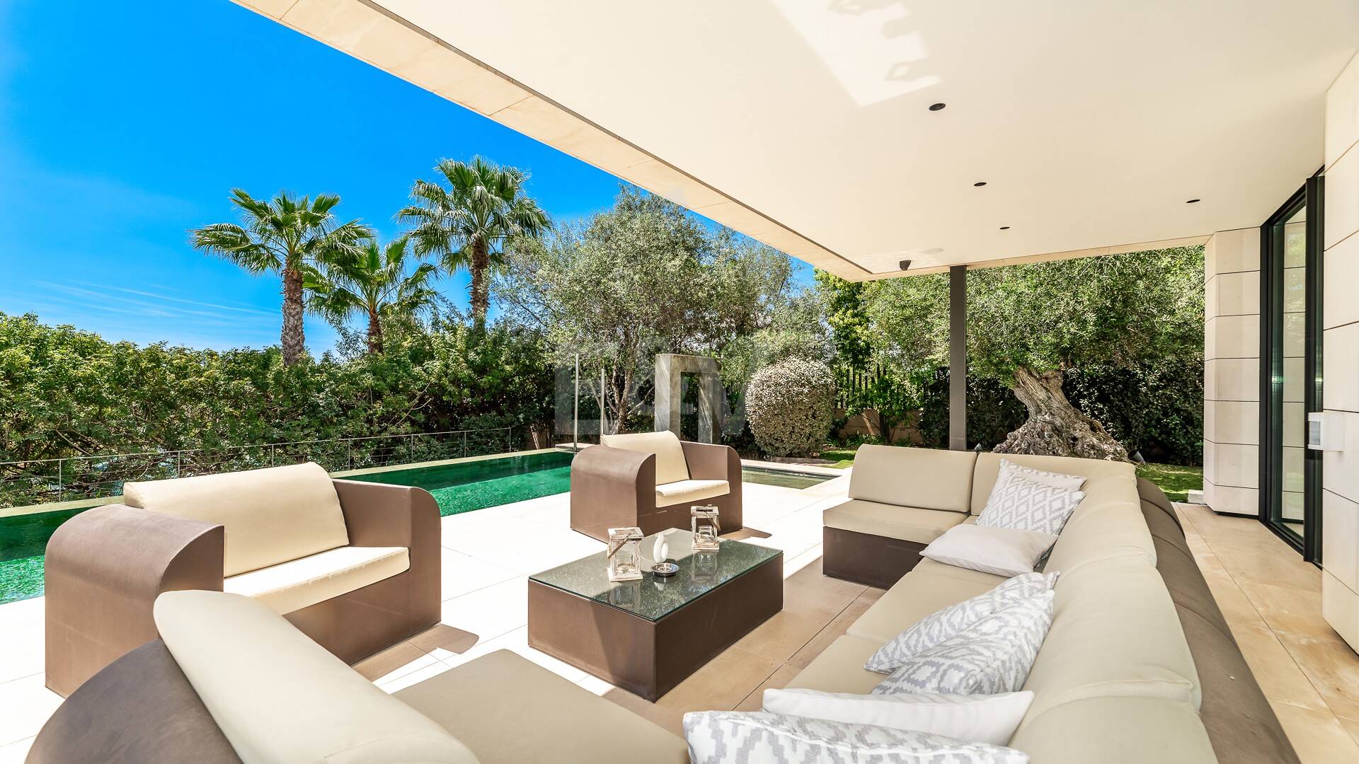 Impresionante villa contemporánea y espaciosa, con seis grandes dormitorios más oficina, vistas abiertas impresionantes, en perfecto estado, increíble gimnasio y spa, casa de invitados independiente en la Milla de Oro de Marbella, para alquiler de larga duración o estancias vacacionales