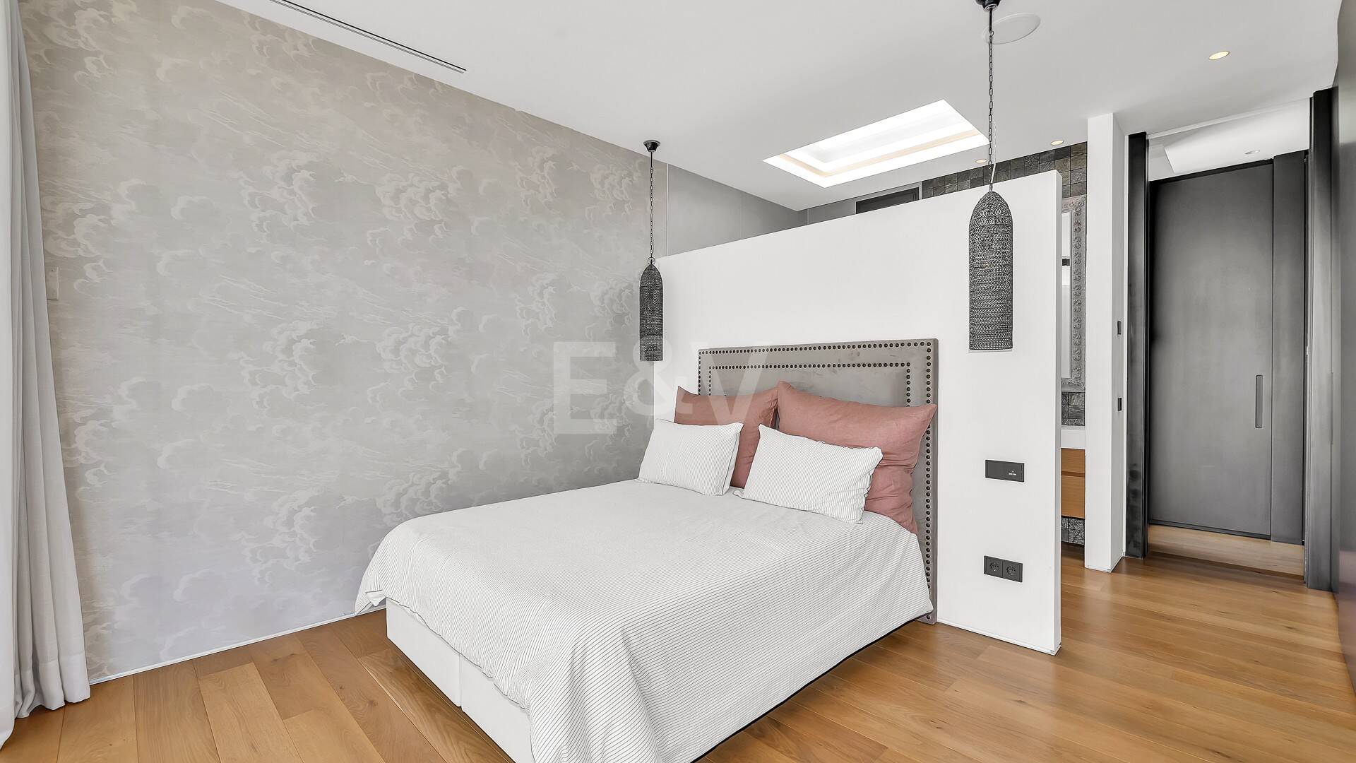 Impresionante villa contemporánea y espaciosa, con seis grandes dormitorios más oficina, vistas abiertas impresionantes, en perfecto estado, increíble gimnasio y spa, casa de invitados independiente en la Milla de Oro de Marbella, para alquiler de larga duración o estancias vacacionales