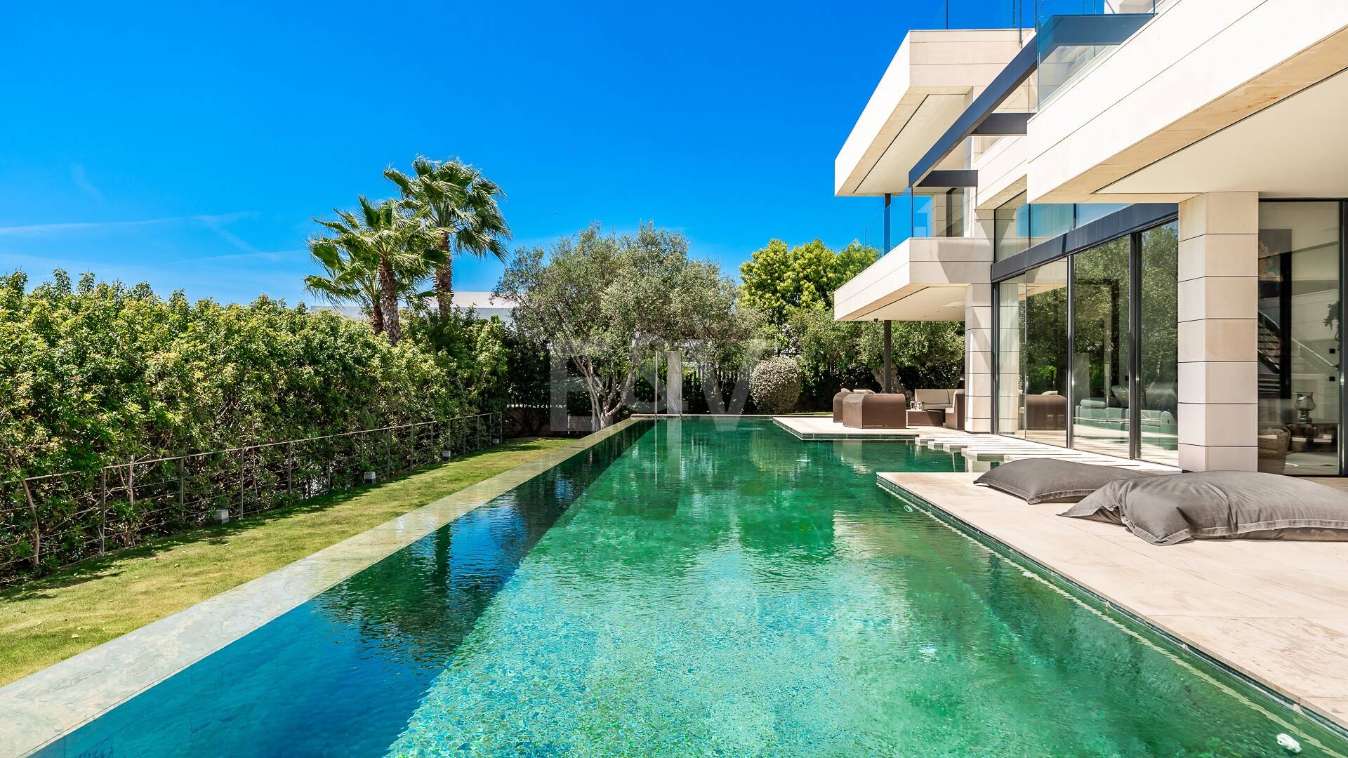 Impresionante villa contemporánea y espaciosa, con seis grandes dormitorios más oficina, vistas abiertas impresionantes, en perfecto estado, increíble gimnasio y spa, casa de invitados independiente en la Milla de Oro de Marbella, para alquiler de larga duración o estancias vacacionales