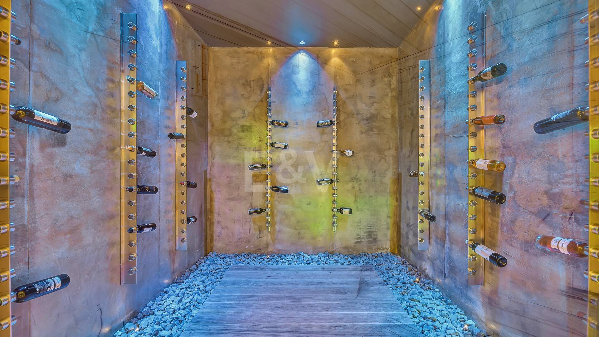 Impresionante villa contemporánea y espaciosa, con seis grandes dormitorios más oficina, vistas abiertas impresionantes, en perfecto estado, increíble gimnasio y spa, casa de invitados independiente en la Milla de Oro de Marbella, para alquiler de larga duración o estancias vacacionales