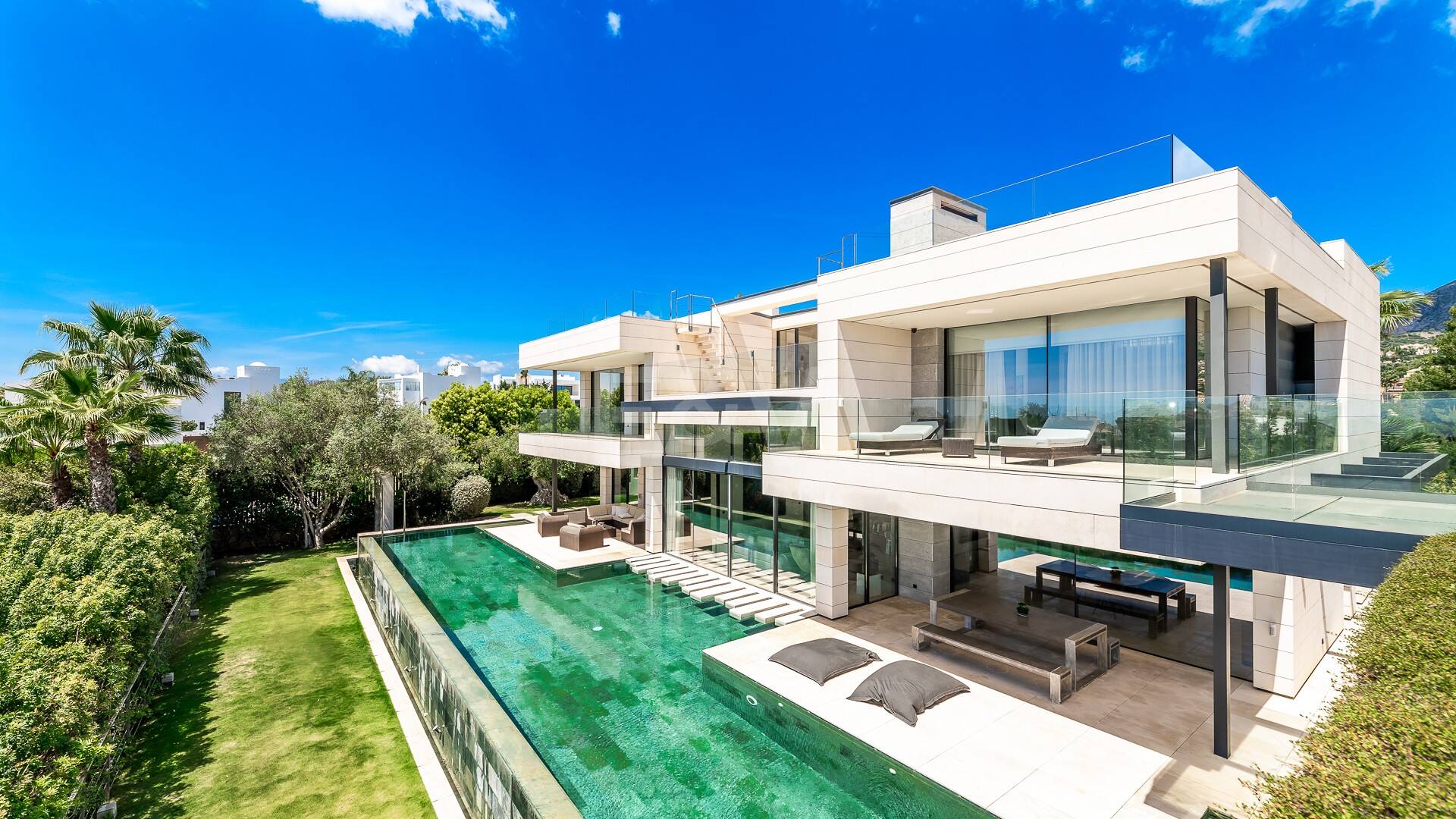 Impresionante villa contemporánea y espaciosa, con seis grandes dormitorios más oficina, vistas abiertas impresionantes, en perfecto estado, increíble gimnasio y spa, casa de invitados independiente en la Milla de Oro de Marbella, para alquiler de larga duración o estancias vacacionales