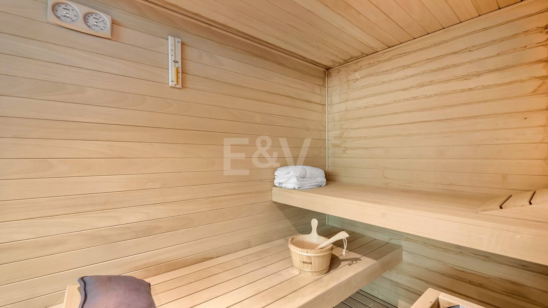 Impresionante villa contemporánea y espaciosa, con seis grandes dormitorios más oficina, vistas abiertas impresionantes, en perfecto estado, increíble gimnasio y spa, casa de invitados independiente en la Milla de Oro de Marbella, para alquiler de larga duración o estancias vacacionales