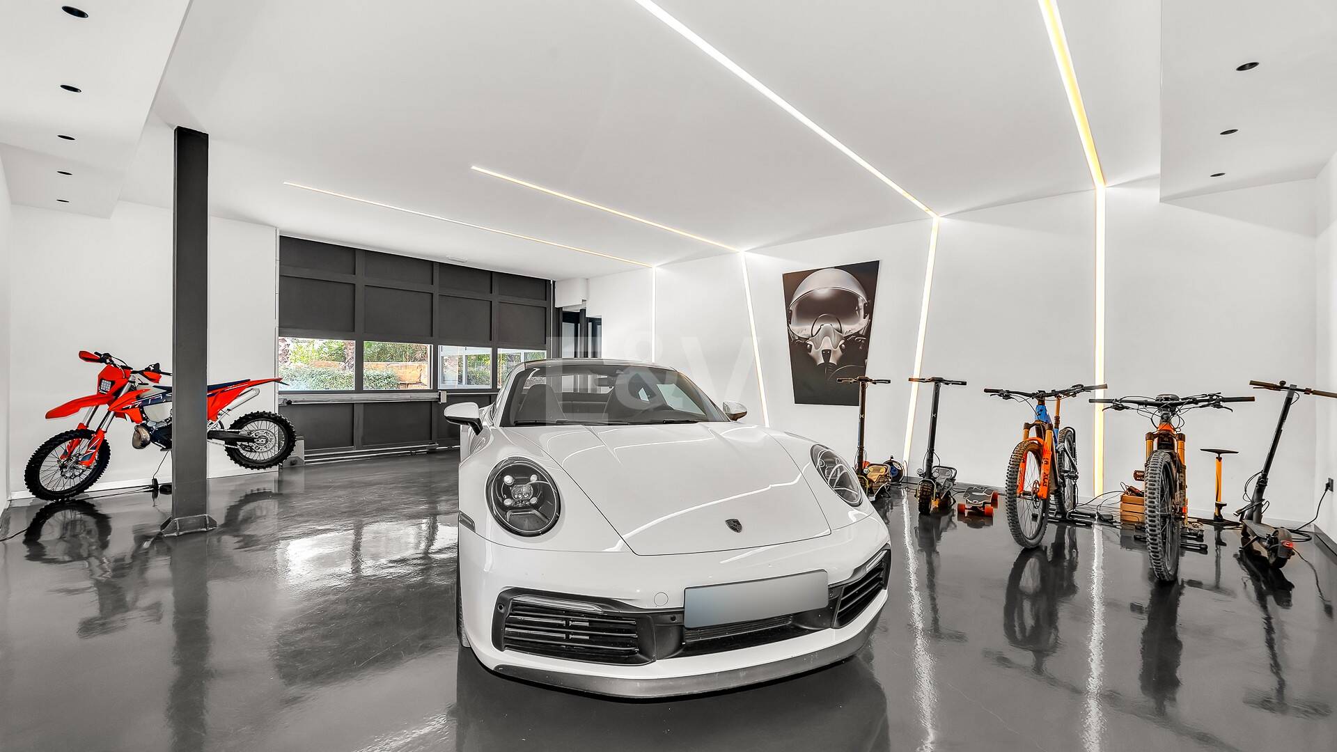 Impresionante villa contemporánea y espaciosa, con seis grandes dormitorios más oficina, vistas abiertas impresionantes, en perfecto estado, increíble gimnasio y spa, casa de invitados independiente en la Milla de Oro de Marbella, para alquiler de larga duración o estancias vacacionales