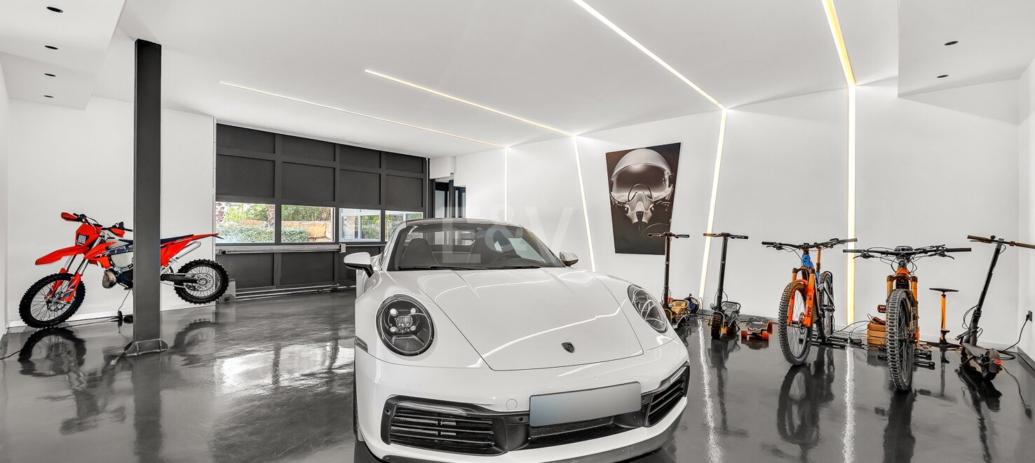 Exquisite Modern Villa with a separate guest house in Marbella’s Prestigious Golden Mile