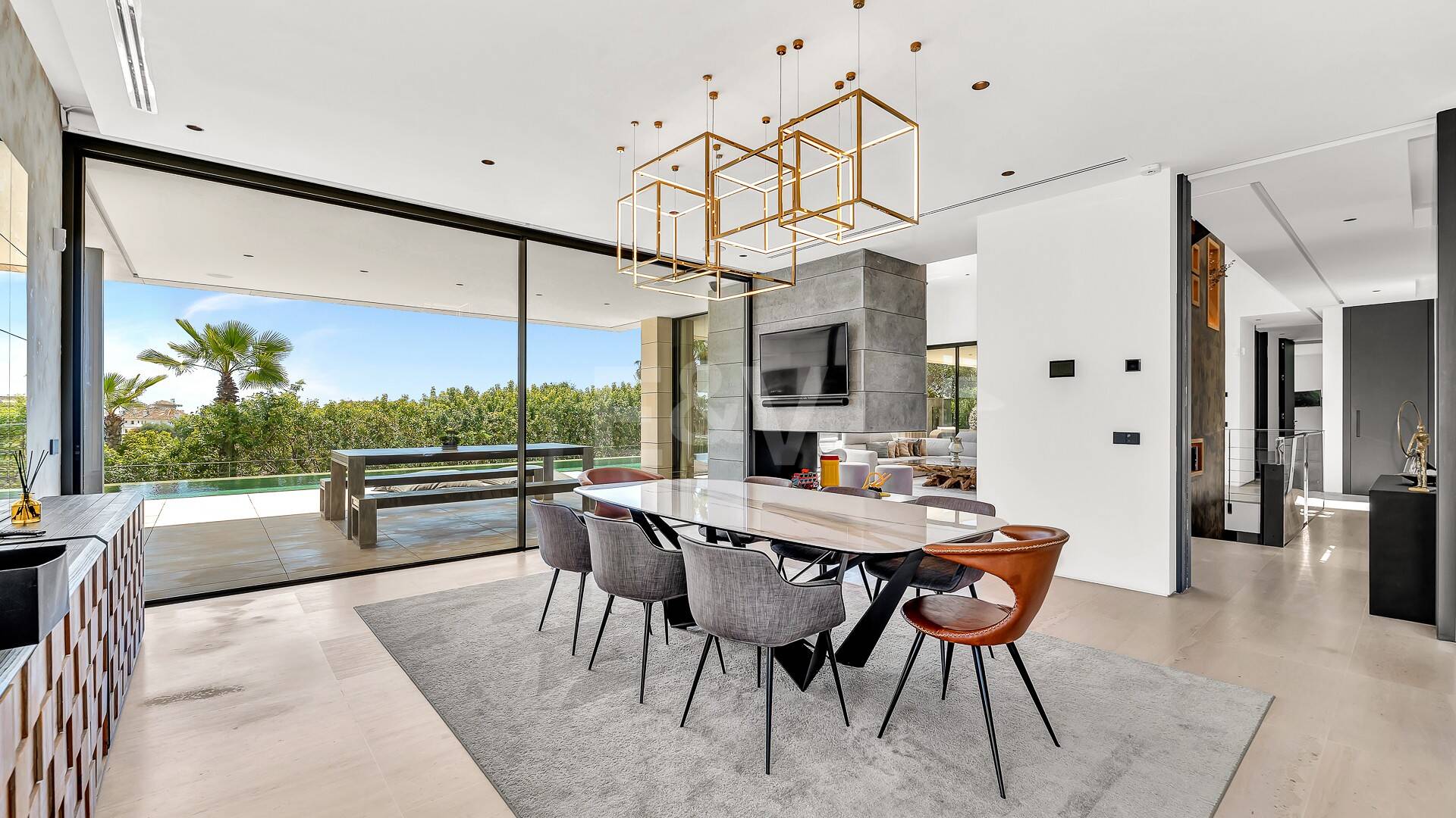 Impresionante villa contemporánea y espaciosa, con seis grandes dormitorios más oficina, vistas abiertas impresionantes, en perfecto estado, increíble gimnasio y spa, casa de invitados independiente en la Milla de Oro de Marbella, para alquiler de larga duración o estancias vacacionales