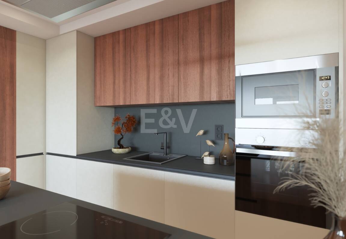 Elegant New Build Lägenhet med Terrace, Pool & Walk-to-Beach bekvämlighet