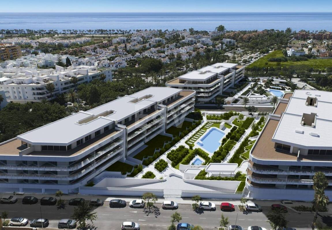 Elegant New Build Lägenhet med Terrace, Pool & Walk-to-Beach bekvämlighet