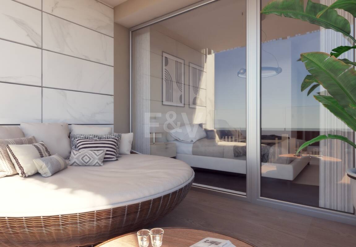 Elegant New Build Lägenhet med Terrace, Pool & Walk-to-Beach bekvämlighet