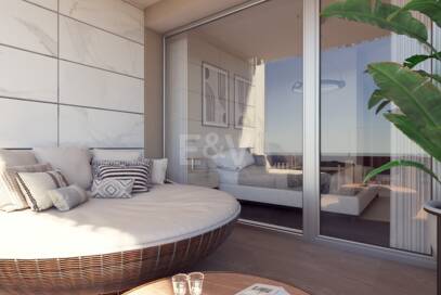 Elegant New Build Lägenhet med Terrace, Pool & Walk-to-Beach bekvämlighet