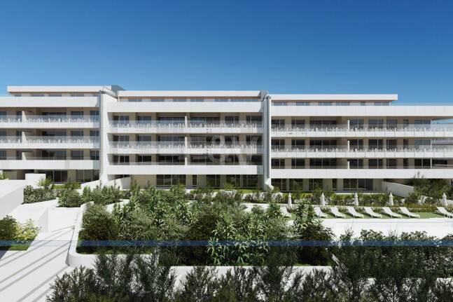 Elegant New Build Lägenhet med Terrace, Pool & Walk-to-Beach bekvämlighet