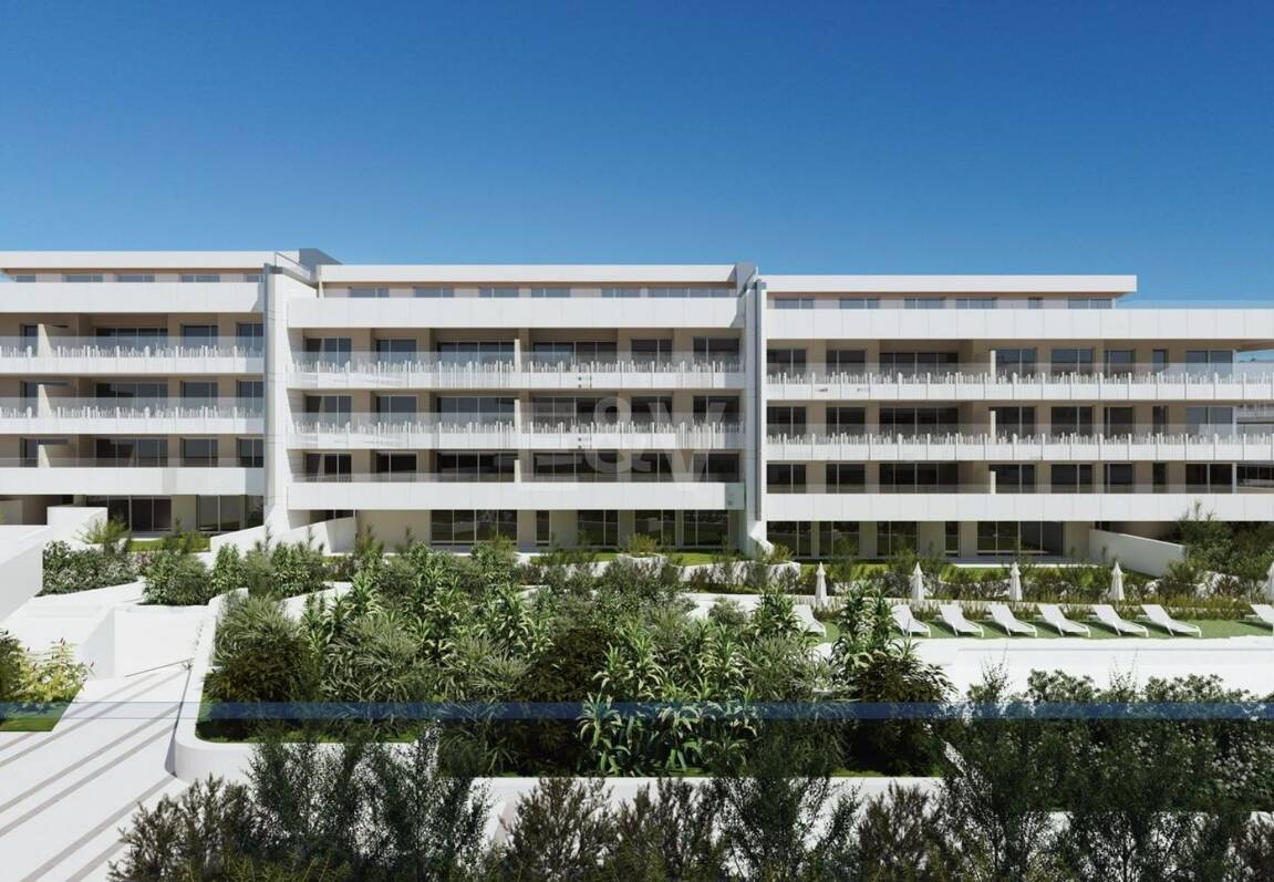 Elegant New Build Lägenhet med Terrace, Pool & Walk-to-Beach bekvämlighet