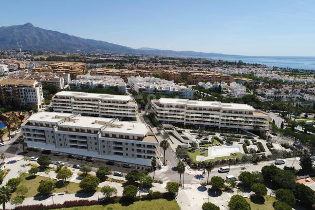 Elegant New Build Lägenhet med Terrace, Pool & Walk-to-Beach bekvämlighet