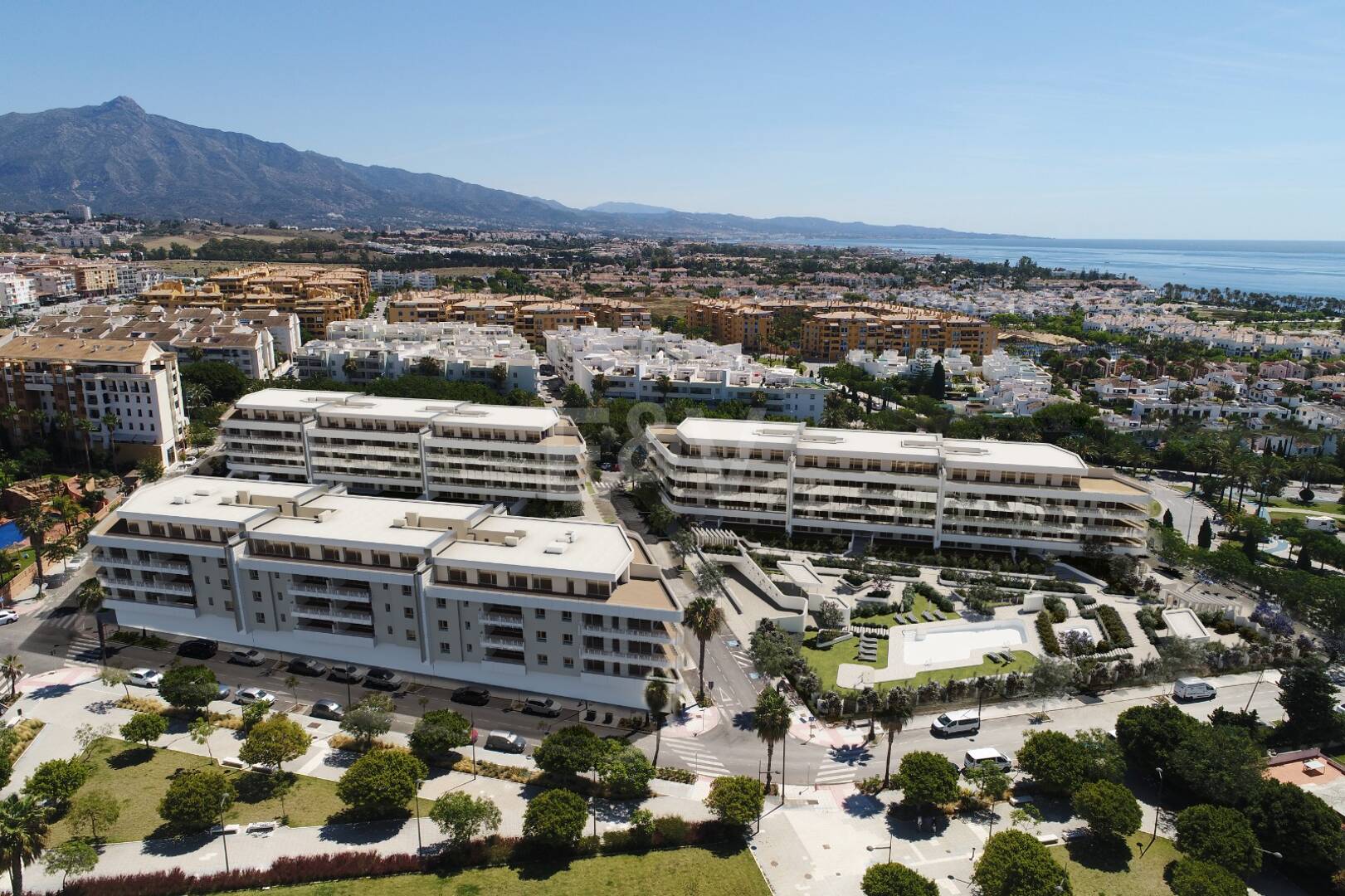 Elegant New Build Lägenhet med Terrace, Pool & Walk-to-Beach bekvämlighet