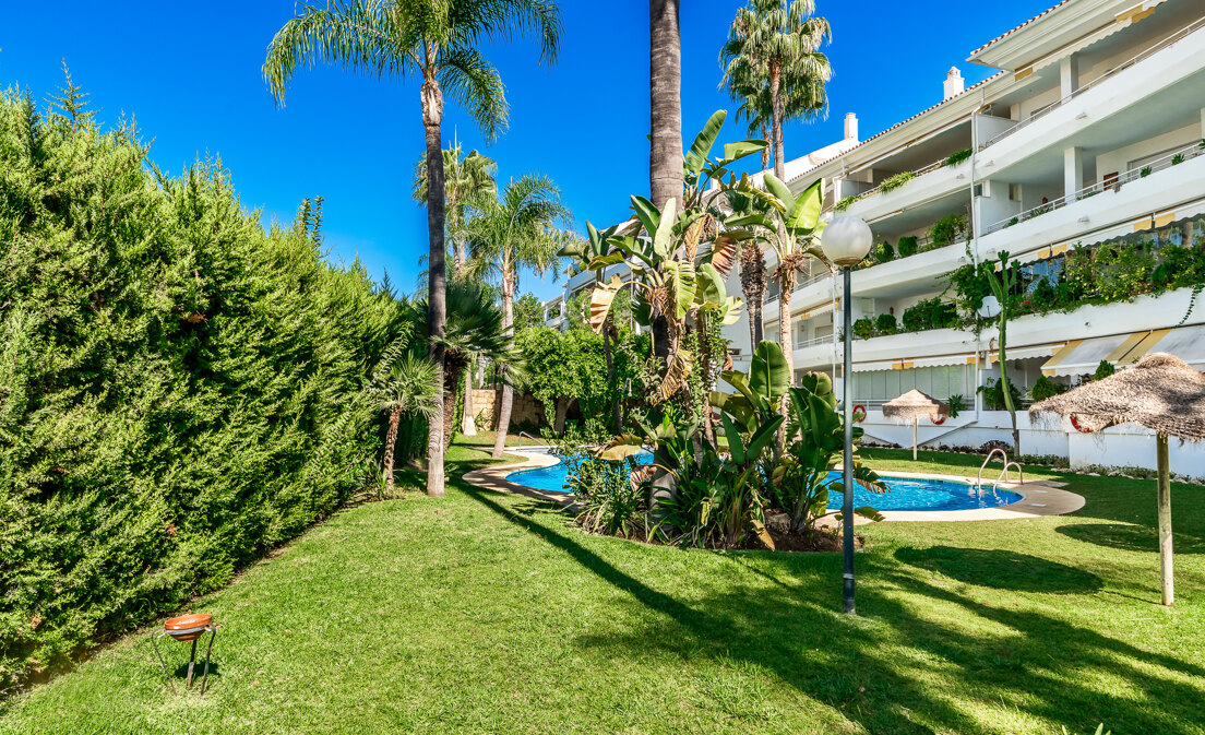 Spacious Frontline Golf Apartment within Walking Distance to the Beach
