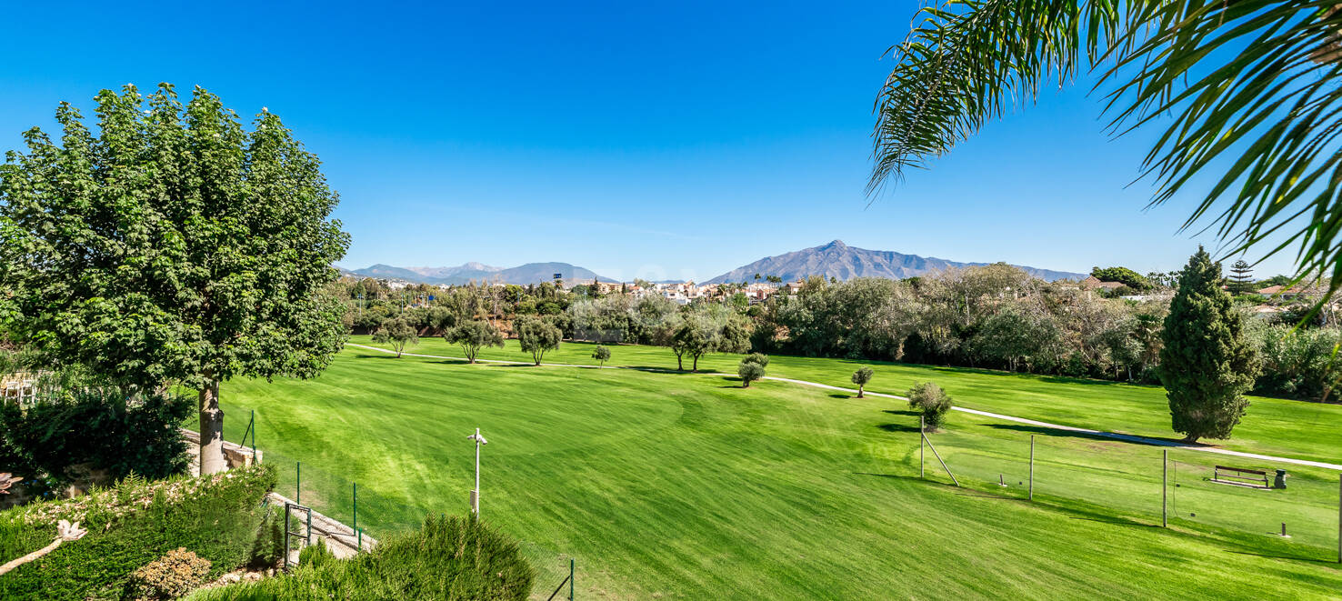 Przestronne Frontline Golf Apartament w odległości spaceru do plaży
