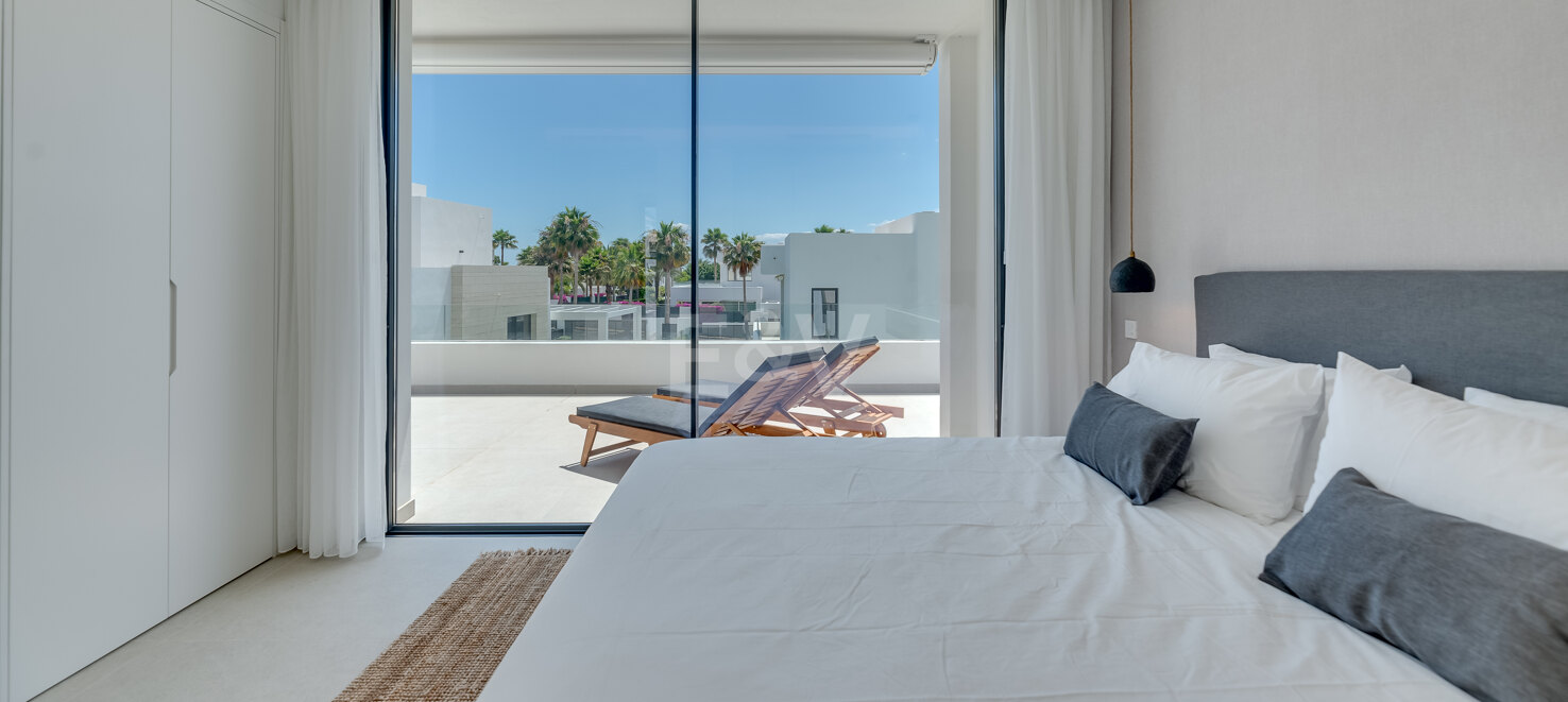 Villa de prestigio con vistas al mar y la montaña disponible para alquiler de verano desde 13,330€/semana.