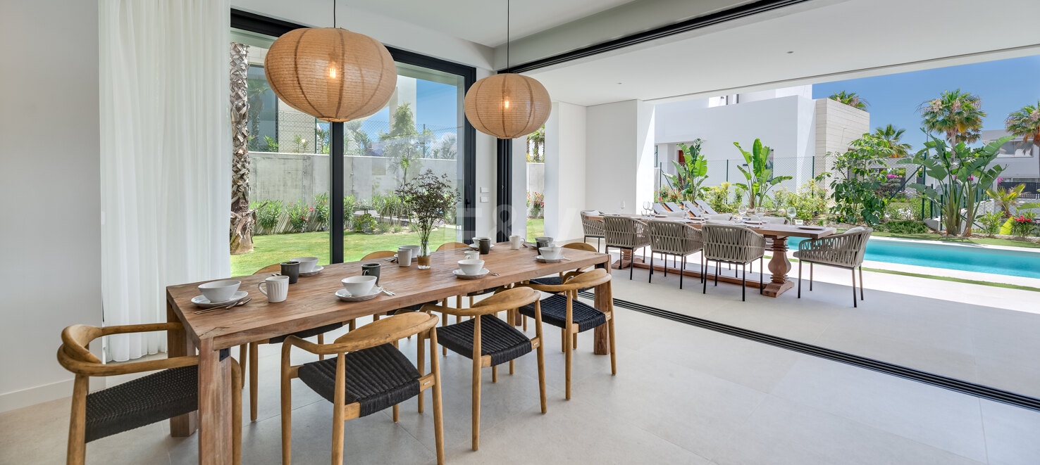 Villa de prestigio con vistas al mar y la montaña disponible para alquiler de verano desde 13,330€/semana.