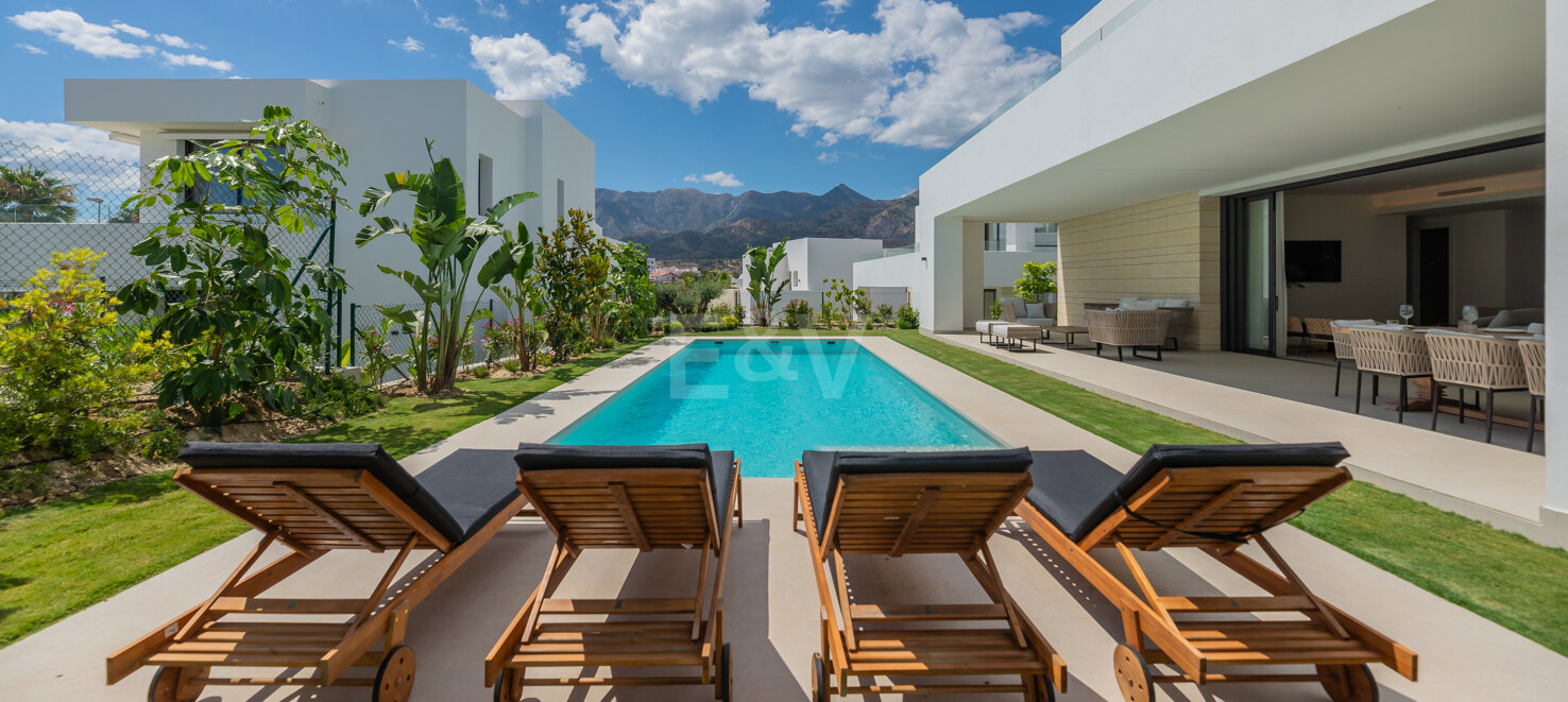 Villa de prestigio con vistas al mar y la montaña disponible para alquiler de verano desde 13,330€/semana.