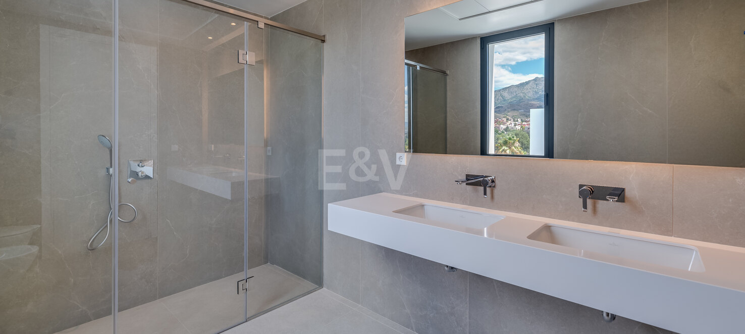Villa de prestigio con vistas al mar y la montaña disponible para alquiler de verano desde 13,330€/semana.
