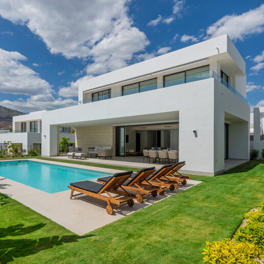 Villa de prestigio con vistas al mar y la montaña disponible para alquiler de verano desde 13,330€/semana.