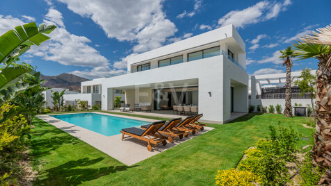 Villa de prestigio con vistas al mar y la montaña disponible para alquiler de verano desde 13,330€/semana.