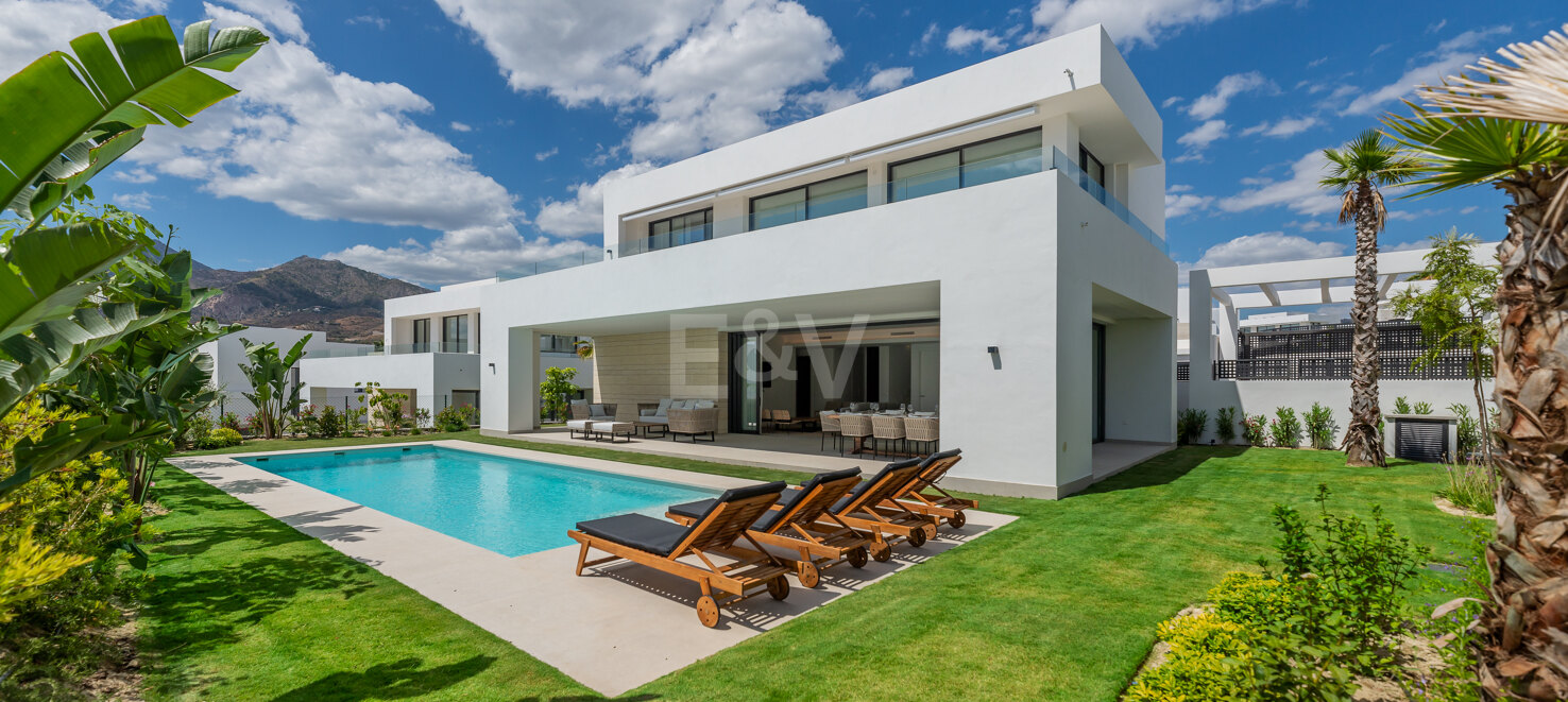 Villa de prestigio con vistas al mar y la montaña disponible para alquiler de verano desde 13,330€/semana.
