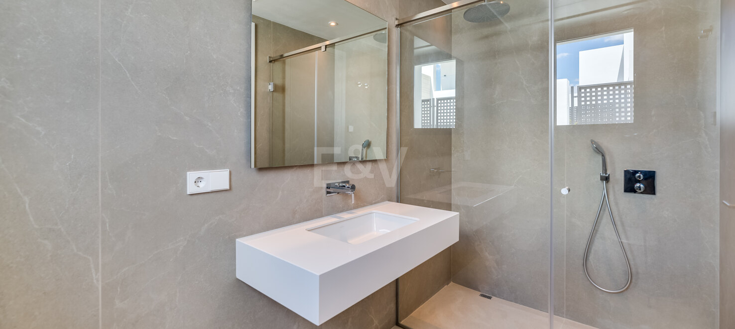 Villa de prestigio con vistas al mar y la montaña disponible para alquiler de verano desde 13,330€/semana.