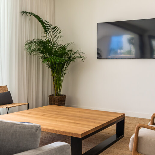 Villa de prestigio con vistas al mar y la montaña disponible para alquiler de verano desde 13,330€/semana.
