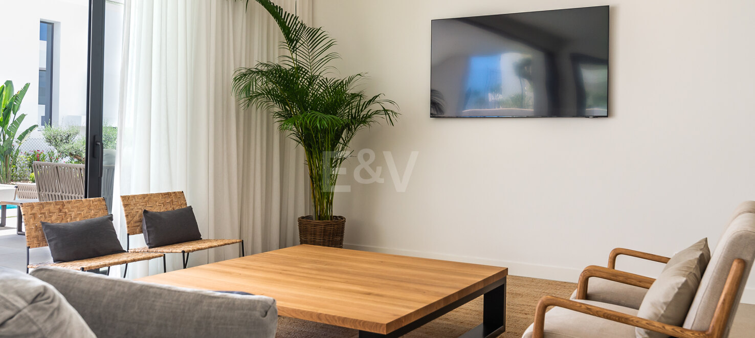 Villa de prestigio con vistas al mar y la montaña disponible para alquiler de verano desde 13,330€/semana.