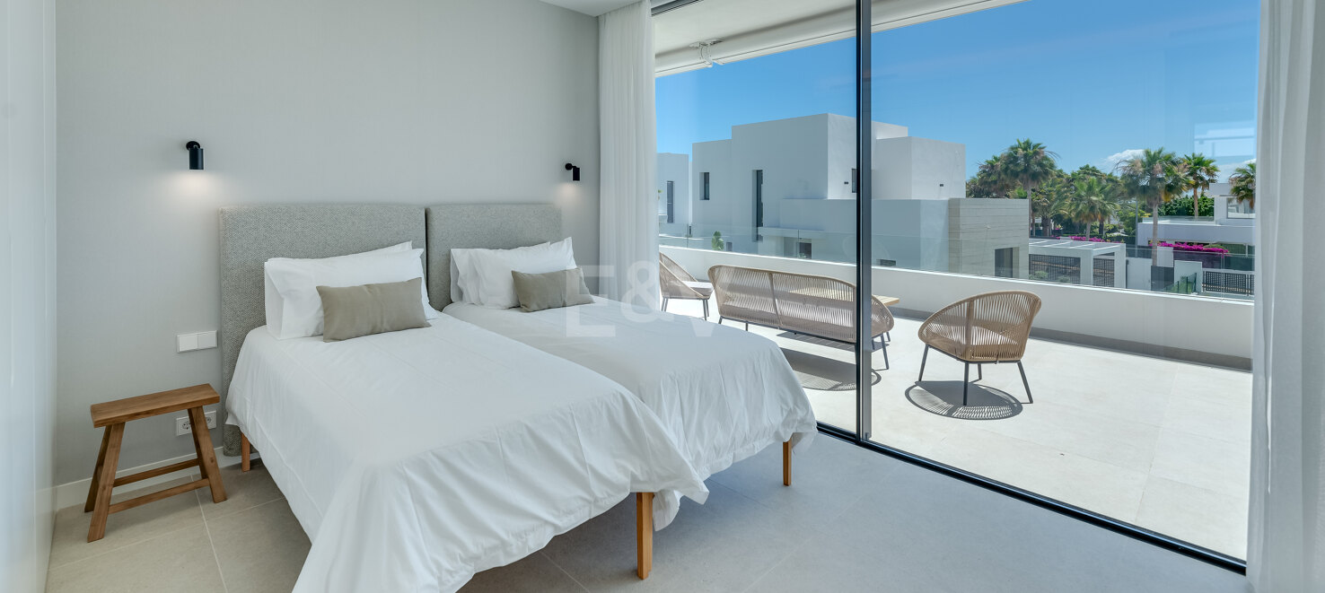 Villa de prestigio con vistas al mar y la montaña disponible para alquiler de verano desde 13,330€/semana.