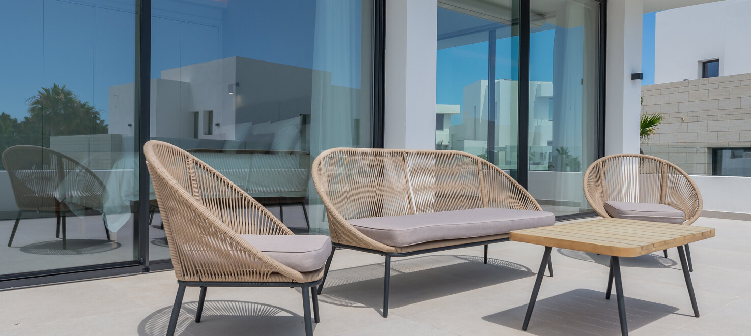 Villa de prestigio con vistas al mar y la montaña disponible para alquiler de verano desde 13,330€/semana.