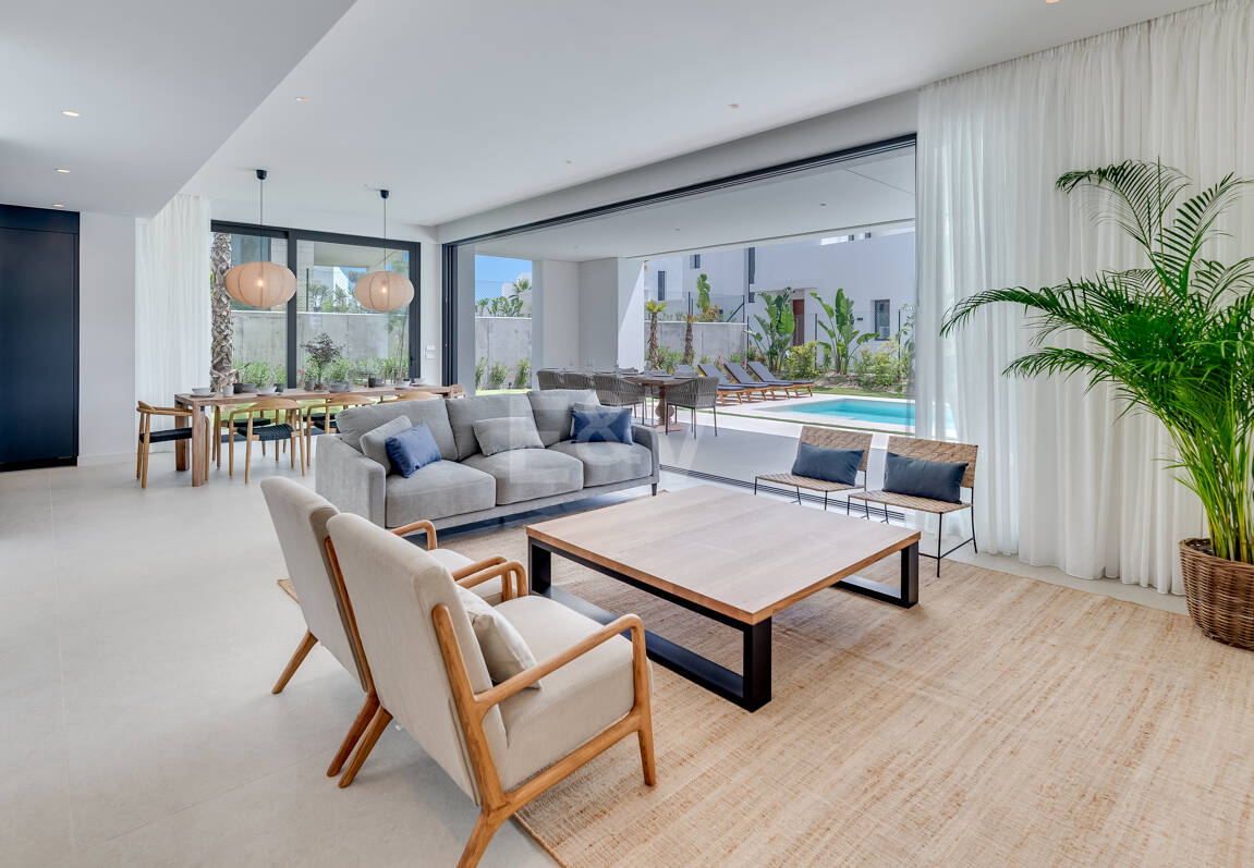 Prestigious Villa with Sea and Mountain Views avaiable for summer rental from 13,330€/week.