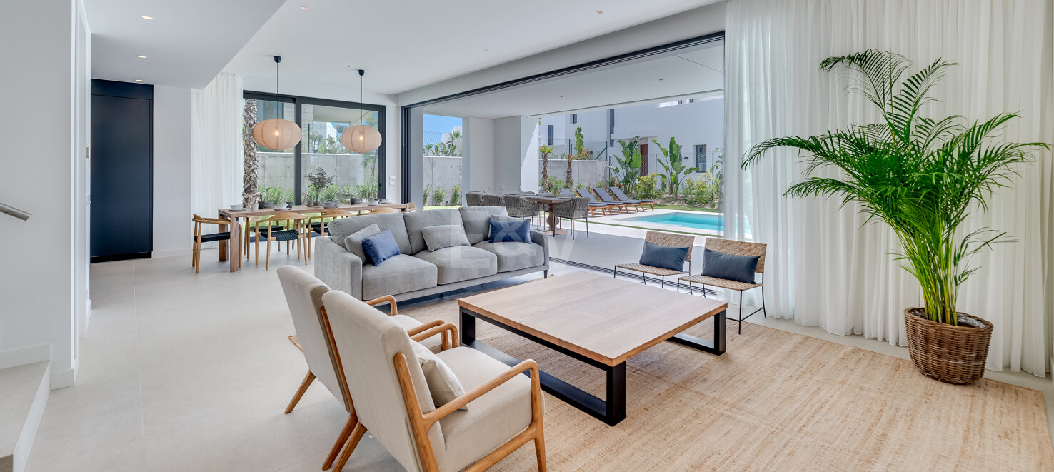 Villa de prestigio con vistas al mar y la montaña disponible para alquiler de verano desde 13,330€/semana.