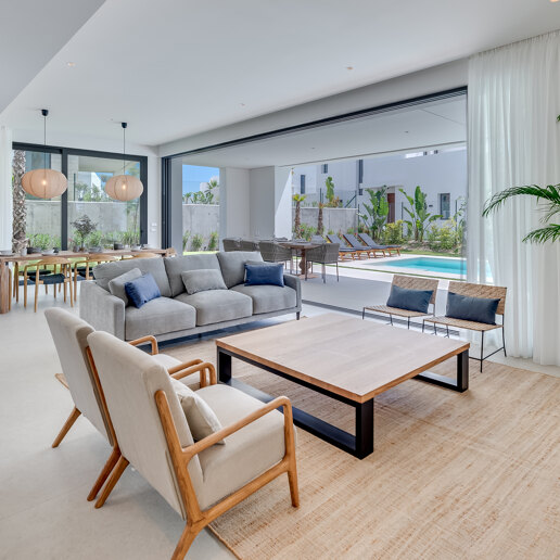 Villa de prestigio con vistas al mar y la montaña disponible para alquiler de verano desde 13,330€/semana.
