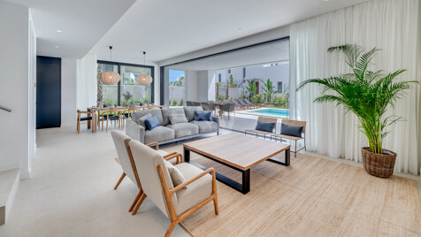 Villa de prestigio con vistas al mar y la montaña disponible para alquiler de verano desde 13,330€/semana.