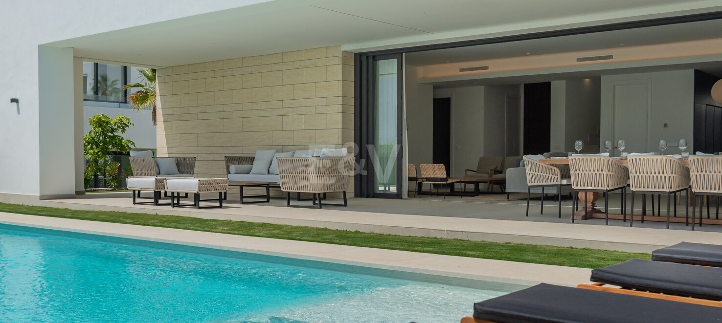 Villa de prestigio con vistas al mar y la montaña disponible para alquiler de verano desde 13,330€/semana.