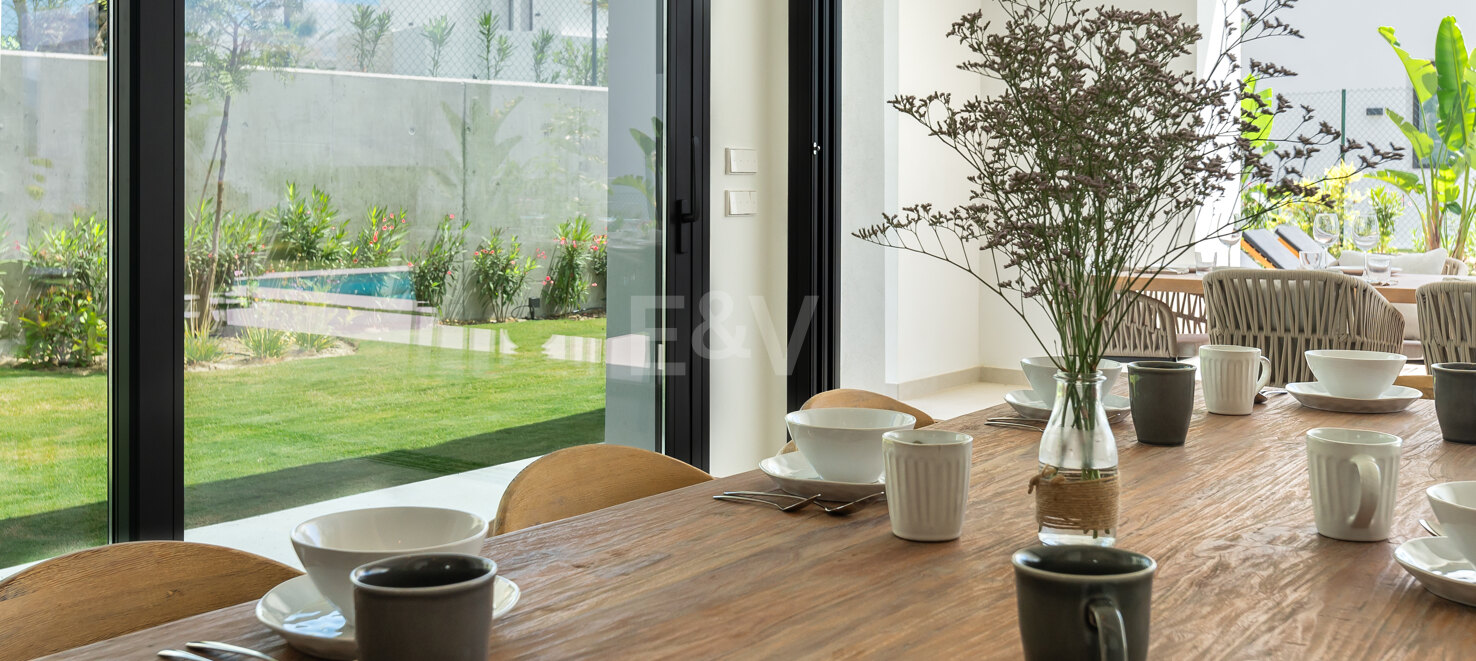 Villa de prestigio con vistas al mar y la montaña disponible para alquiler de verano desde 13,330€/semana.