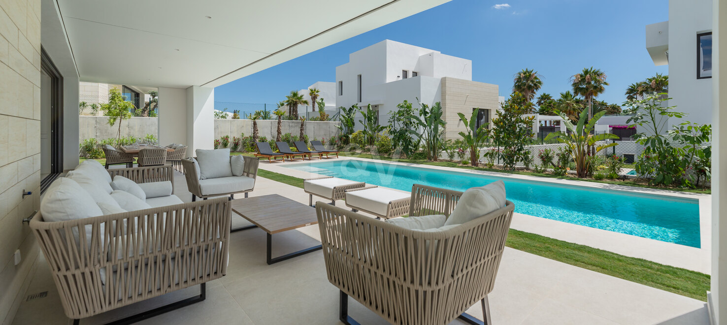 Villa de prestigio con vistas al mar y la montaña disponible para alquiler de verano desde 13,330€/semana.