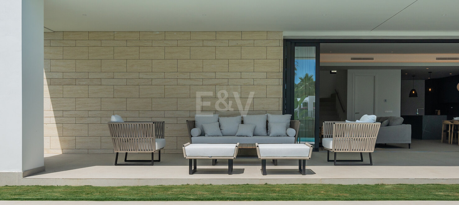 Villa de prestigio con vistas al mar y la montaña disponible para alquiler de verano desde 13,330€/semana.