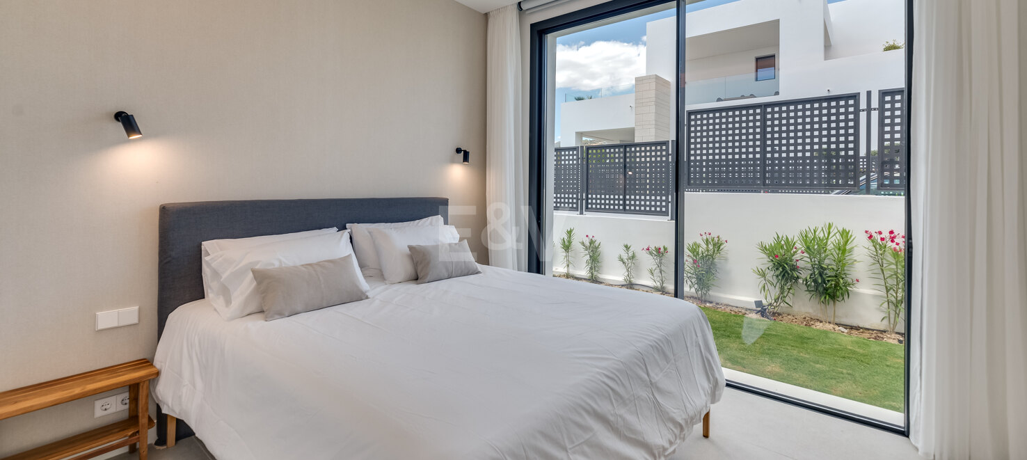 Villa de prestigio con vistas al mar y la montaña disponible para alquiler de verano desde 13,330€/semana.