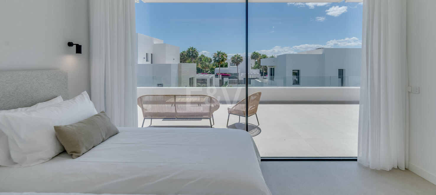 Villa de prestigio con vistas al mar y la montaña disponible para alquiler de verano desde 13,330€/semana.